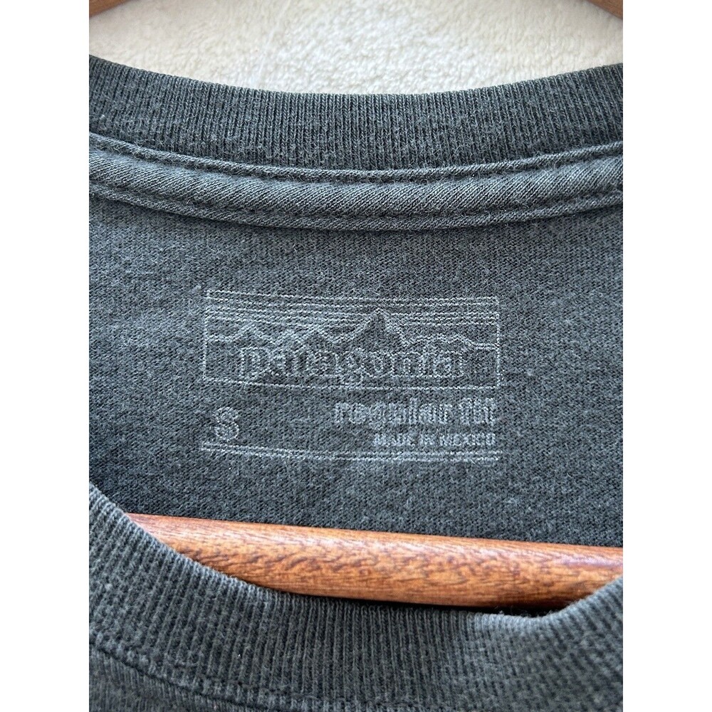 Patagonia Mens Shirt Small Charcoal Lightweight Outdoors Hiking Logo Climbing - Picture 8 of 9